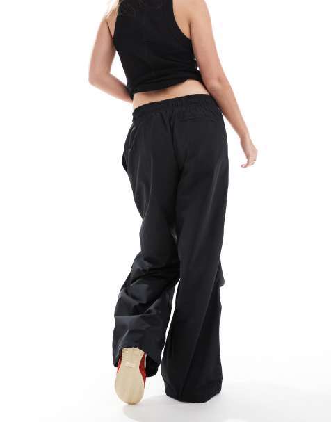 Nike – Fleece-Jogginghose in Schwarz mit Swoosh-Logo und Reißverschluss vorne - view 2