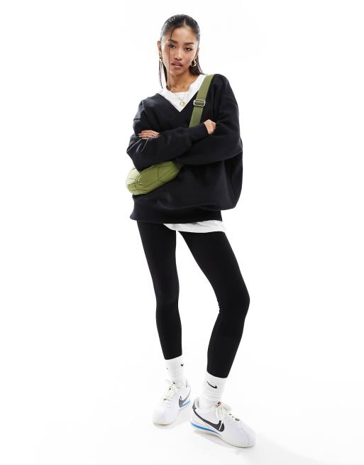 Nike – Fleece-Sweatshirt in Schwarz mit kleinem Swoosh-Logo, Oversize-Schnitt und V-Ausschnitt, 3 von 4