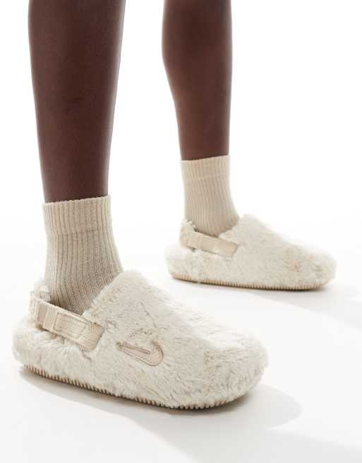Nike Fluffy calm mules in beige 