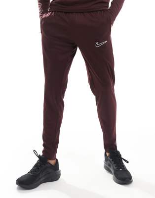 Nike Football Nike Football Academy 23 joggers in burgundy-Red