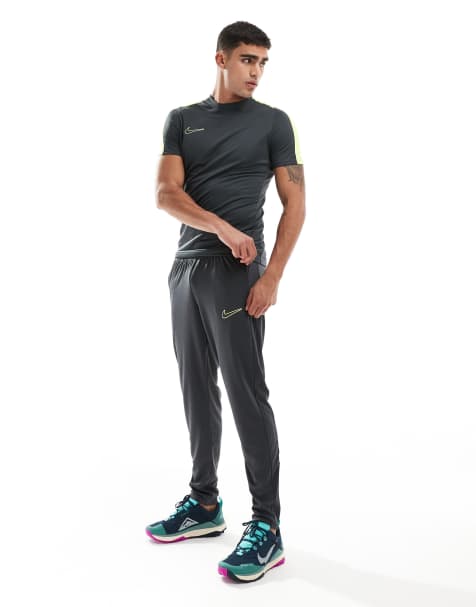 Nike Football – Academy 23 – Jogginghose in Anthrazit und Grün - view 1