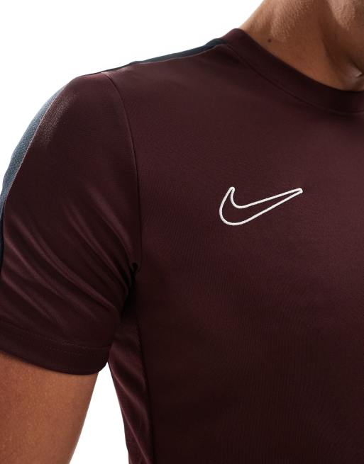 Nike Football Academy Dri-FIT panelled t-shirt in burgundy ASOS