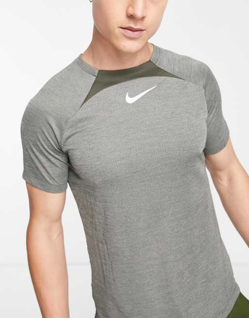 Motel táctica refugiados Nike Football Academy Dri-FIT Swoosh t-shirt in khaki marl | ASOS