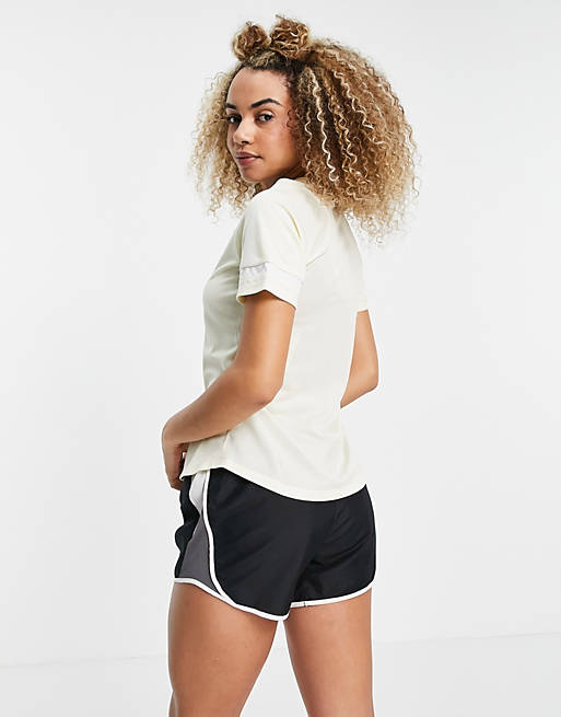 Sportswear Nike Football Academy Dry t-shirt in cream 
