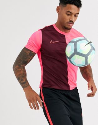 Nike Football — Academy — Lyserød og vinrød T-shirt med gennemgående print-Pink