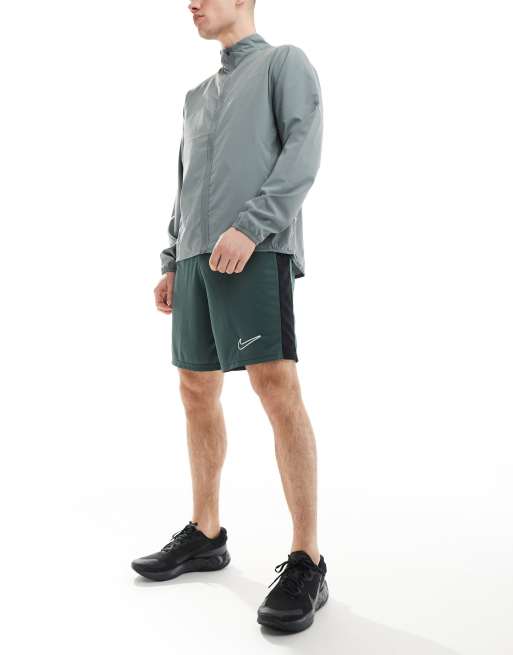 Nike Football – Academy – Shorts in Dunkelgrün