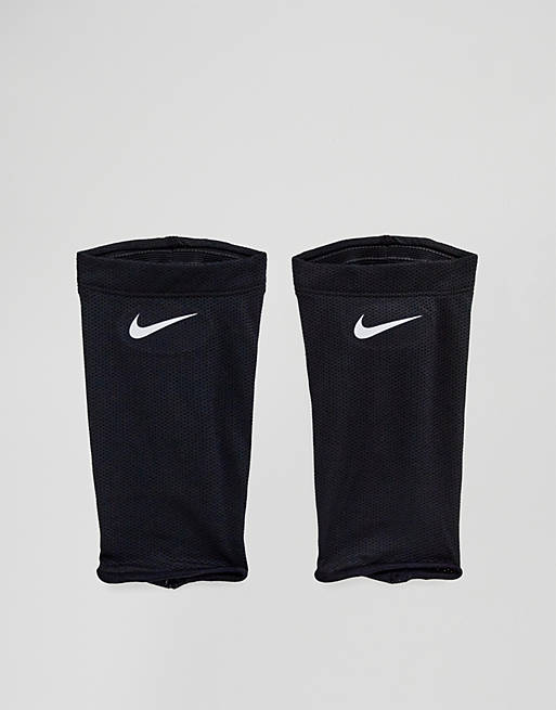 Nike Guard Lock Soccer Guard Sleeves (1 Pair).