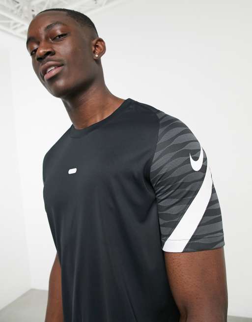 Vrouw spion Clan Nike Football Strike 21 t-shirt in black | ASOS