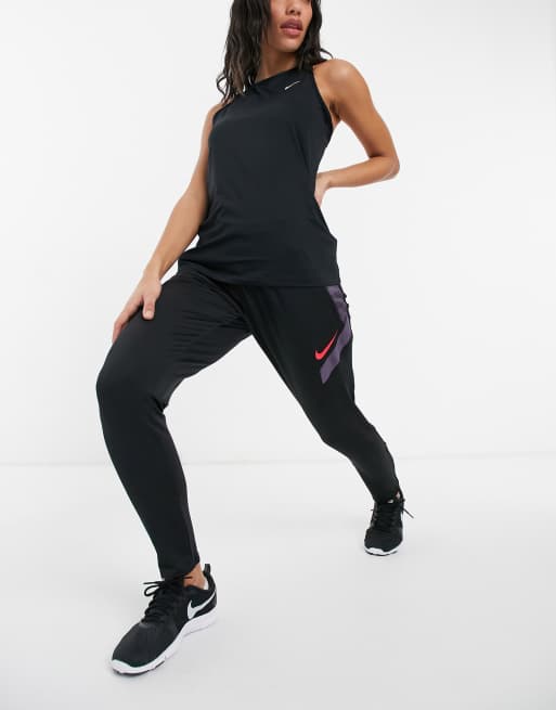 Nike Football - Strike Dry - Sorte joggingbukser med rødt Swoosh-logo