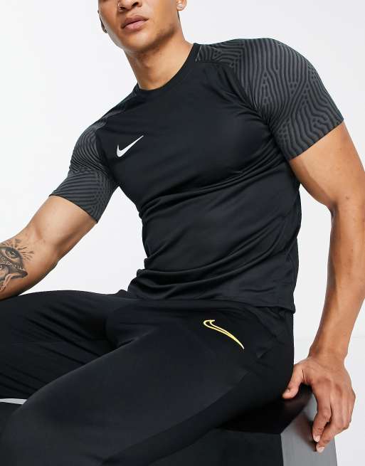 Nike Football - Strike - T-shirt in tessuto Dri-FIT nero e grigio con maniche a contrasto 