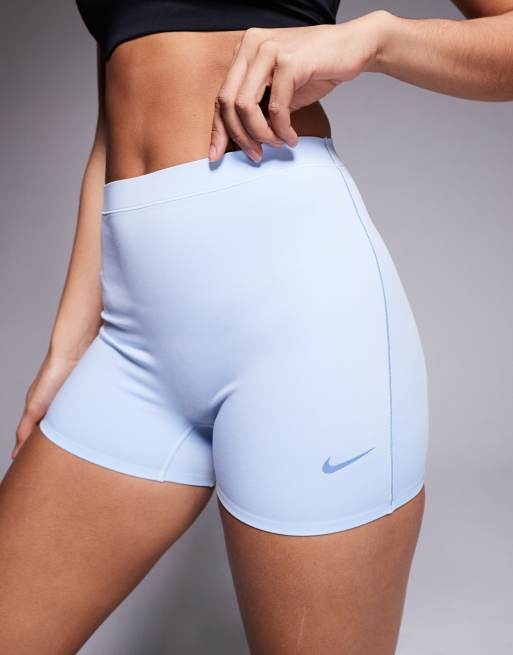 Nike Form Training boy shorts in light blue, 3 of 5