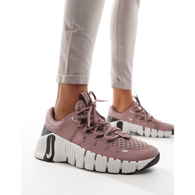 Nike Free Metcon 5 sneakers in mauve