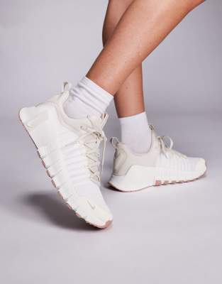 Nike Free Metcon 6 sneakers in ivory-Neutral