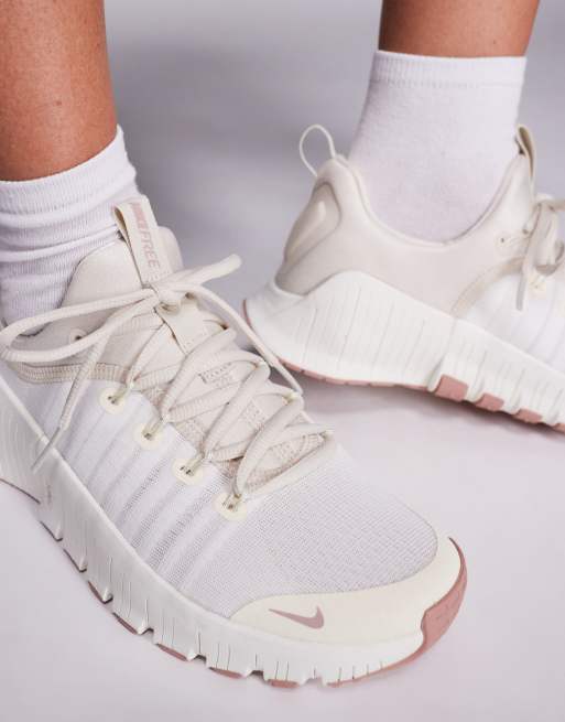 Nike Free Metcon 6 sneakers in ivory, 4 of 5