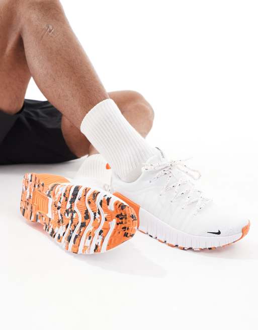 Nike – Free Metcon 6 – Vita och orange träningsskor