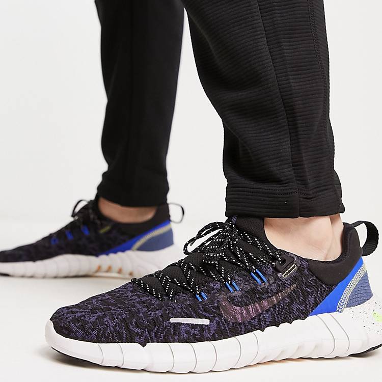 bout huiselijk vluchtelingen Nike Free Run 5.0 sneakers in black and blue | ASOS