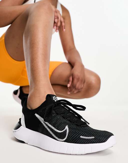 Nike free run flyknit 2024 womens black and white