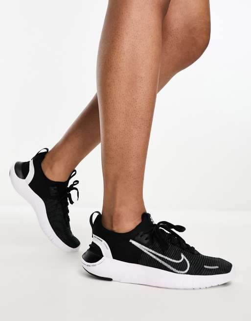 Free run flyknit 2025 black and white womens