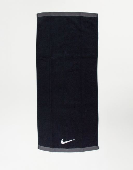 Nike - Fundamental - Handdoek met swoosh in medium