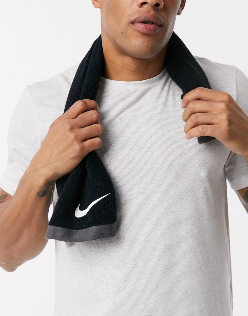 Nike – Fundamental – Svart mellanstor handduk