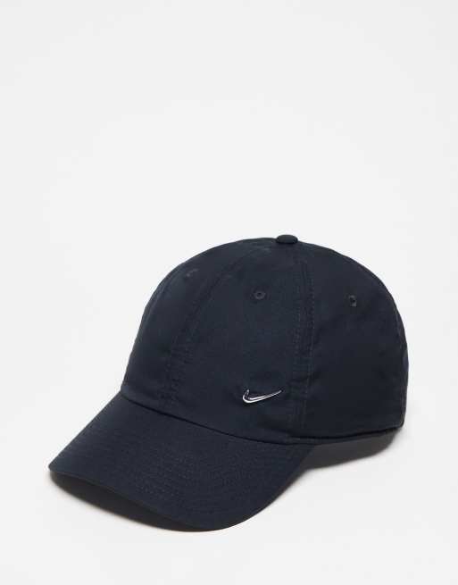 Nike - Futura - Pet in zwart met metalen logo 