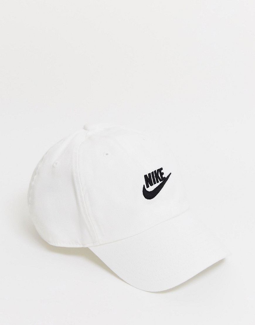 Nike - Futura - Pet met logo en wassing in wit