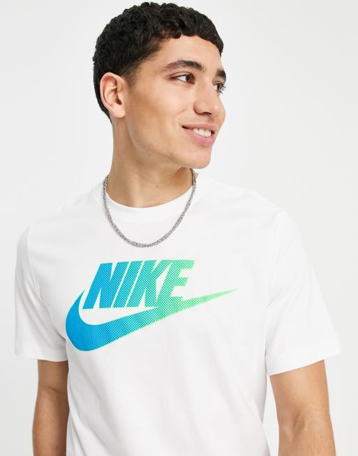 Nike – Futura – T-Shirt in Weiß mit Logoprint auf der Brust