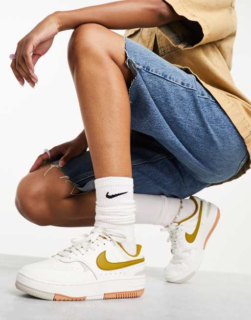 Nike – Gamma Force – Białe buty sportowe z brązowymi detalami