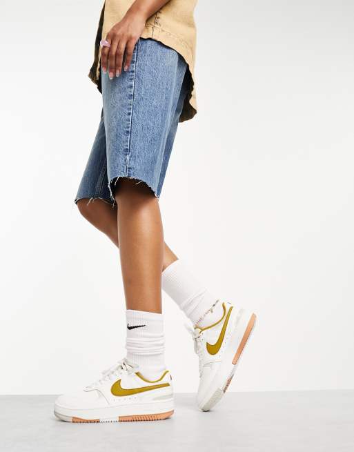 Nike – Gamma Force – Białe buty sportowe z brązowymi detalami, 3 z 4
