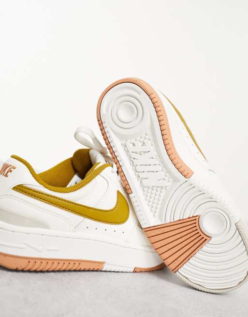 Nike – Gamma Force – Białe buty sportowe z brązowymi detalami, 4 z 4