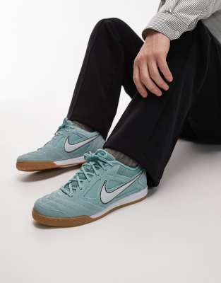 Nike GAT サッカーシューズ ホワイト/ブルー Nike Gato sneakers in light blue | ASOS