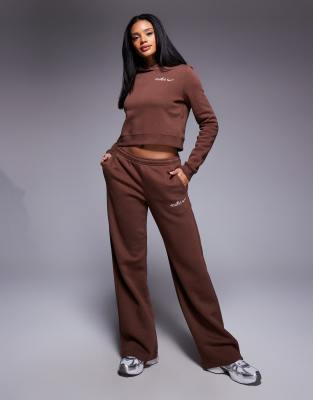 Nike - Gerade geschnittene Jogginghose in Braun mit Logoschriftzug-Brown