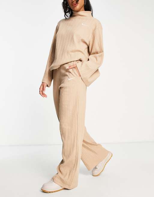 Nike - Geribbelde broek van jersey met wijde pijpen en mini swoosh in hennepbeige