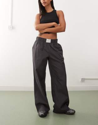 Nike - Gestreifte Popeline-Hose in Schwarz und Grau mit weitem Bein-Rot