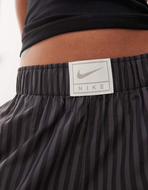 Nike – Gestreifte Popeline-Hose in Schwarz und Grau mit weitem