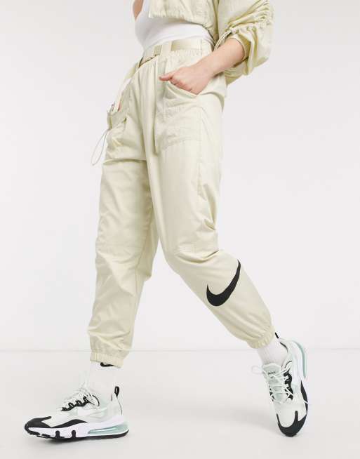 Nike Trainingsanzug In Gebrochenem Weiss Mit Swoosh Logo Asos