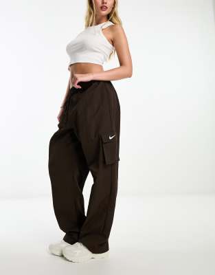 Nike - Gewebte Cargohose in Barockbraun mit kleinem Swoosh-Logo-Brown