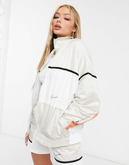 Nike – Trainingsanzug in Creme mit Farbblockdesign, 2 von 3