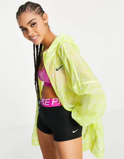 Nike - Geweven doorschijnend jack met logo in geel
