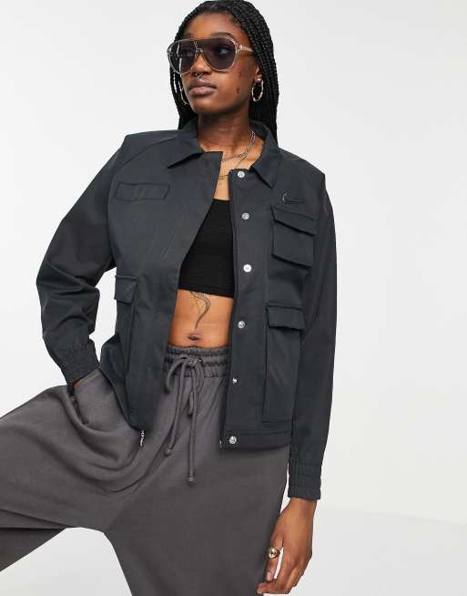Nike - Geweven jack met swoosh en utility-zakken in zwart