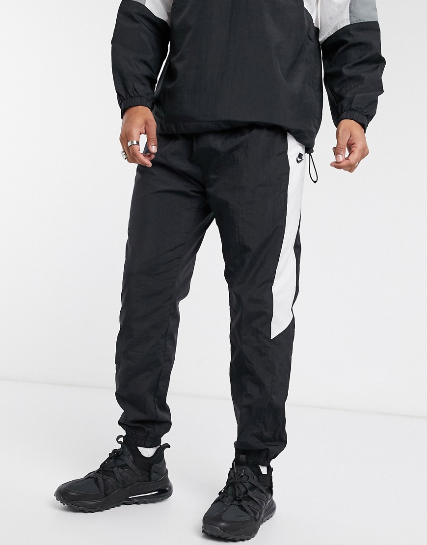 Nike - Geweven joggingbroek met boorden en kleurvlakken in zwart