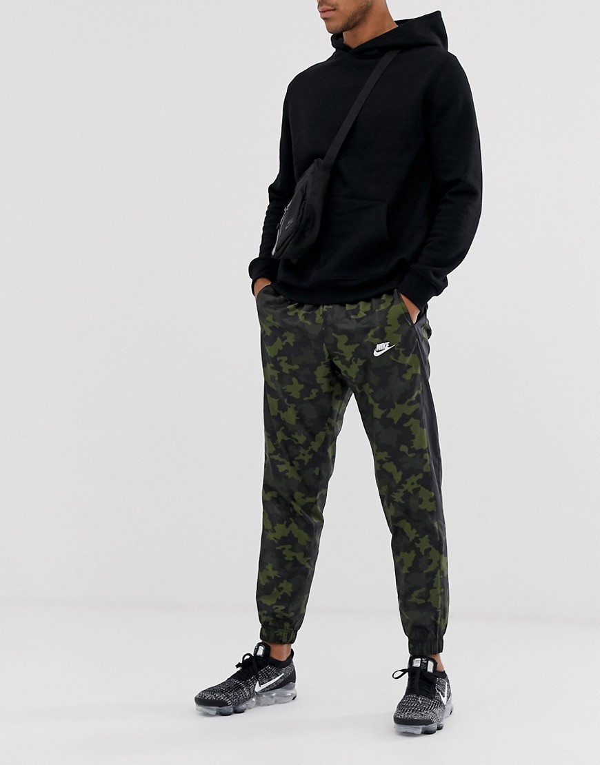 Nike - Geweven joggingbroek met camouflageprint-Groen