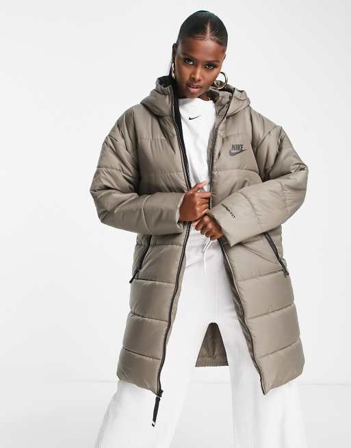 Nike Giacca imbottita classica taglio lungo grigio oliva con cappuccio ASOS