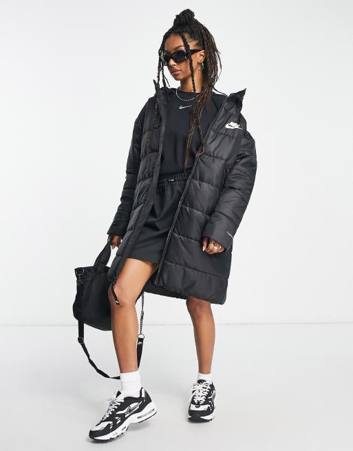Nike - Giacca imbottita classica taglio lungo nera con cappuccio