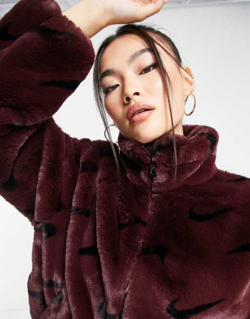 Nike - Giacca in pelliccia sintetica bordeaux e nera con stampa del logo, 3 di 4