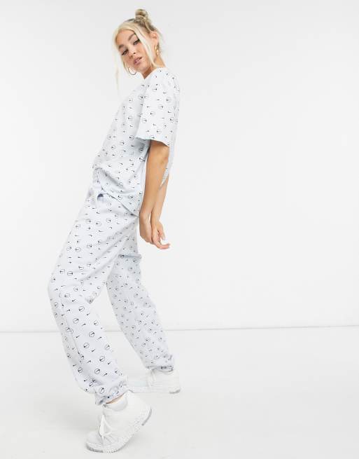 Nike – Grå mjukisbyxor med heltäckande märkesmönster