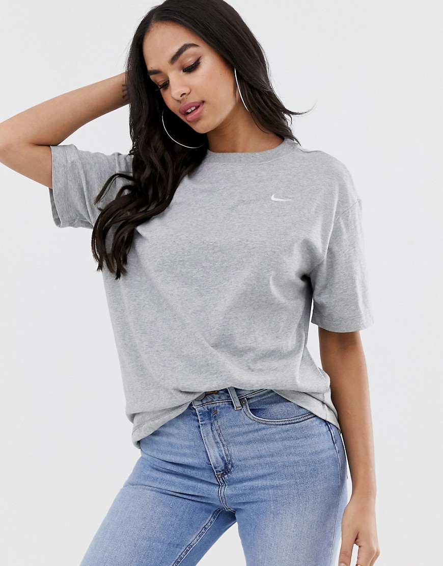 Nike – Grå t-shirt i oversize-modell med liten Swoosh-logga
