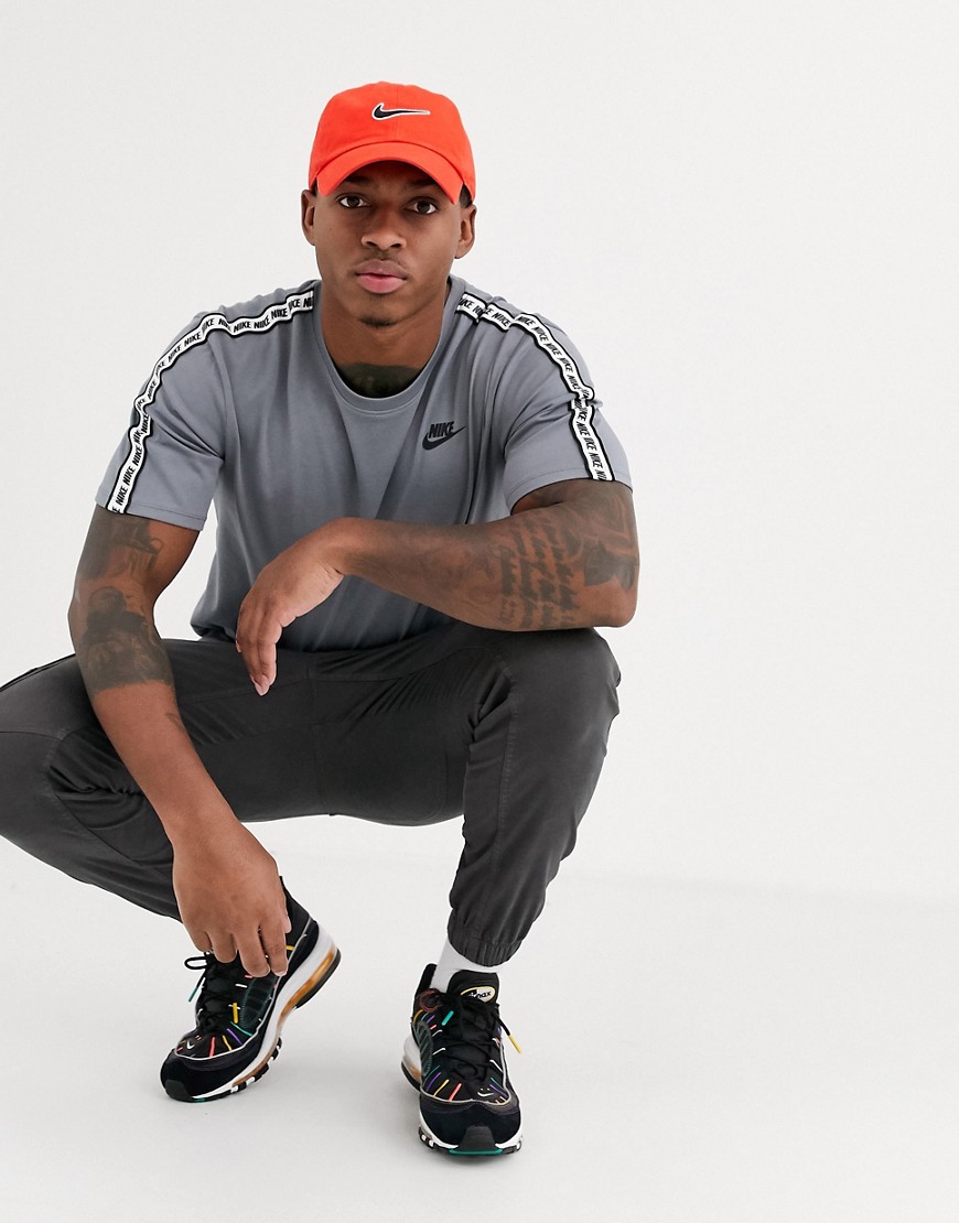 Nike – Grå t-shirt med tejpade loggdetaljer