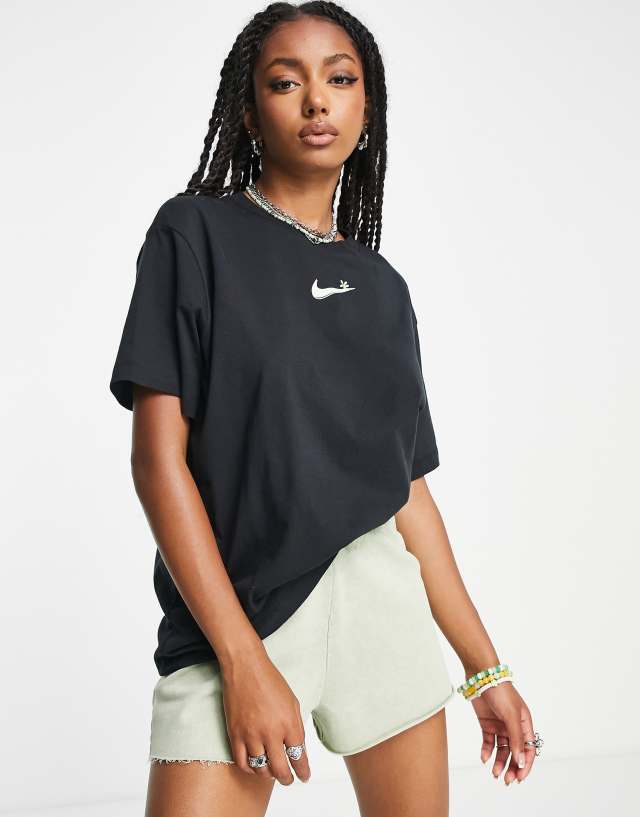 Nike Graphic boyfriend T-shirt in black