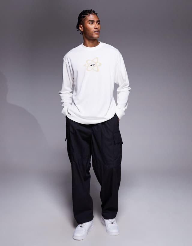 NIKE Off-White ロングスリーブカットソー Nike graphic long sleeve T-shirt in off-white | ASOS